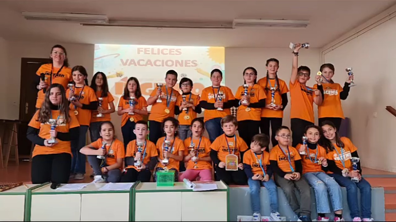 Sandra García Pérez con sus alumnos/as de Centro Clave